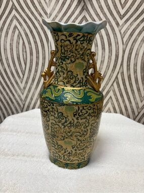 Vintage porcelain Japanese Asian vase